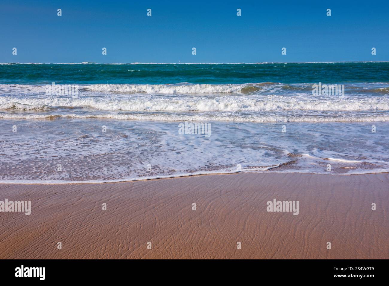 Isla Verde Beach a trois plages principales : Pine Grove ; Alambique, une bande de sable plus détendue ; et le Balneario de Carolina. Banque D'Images