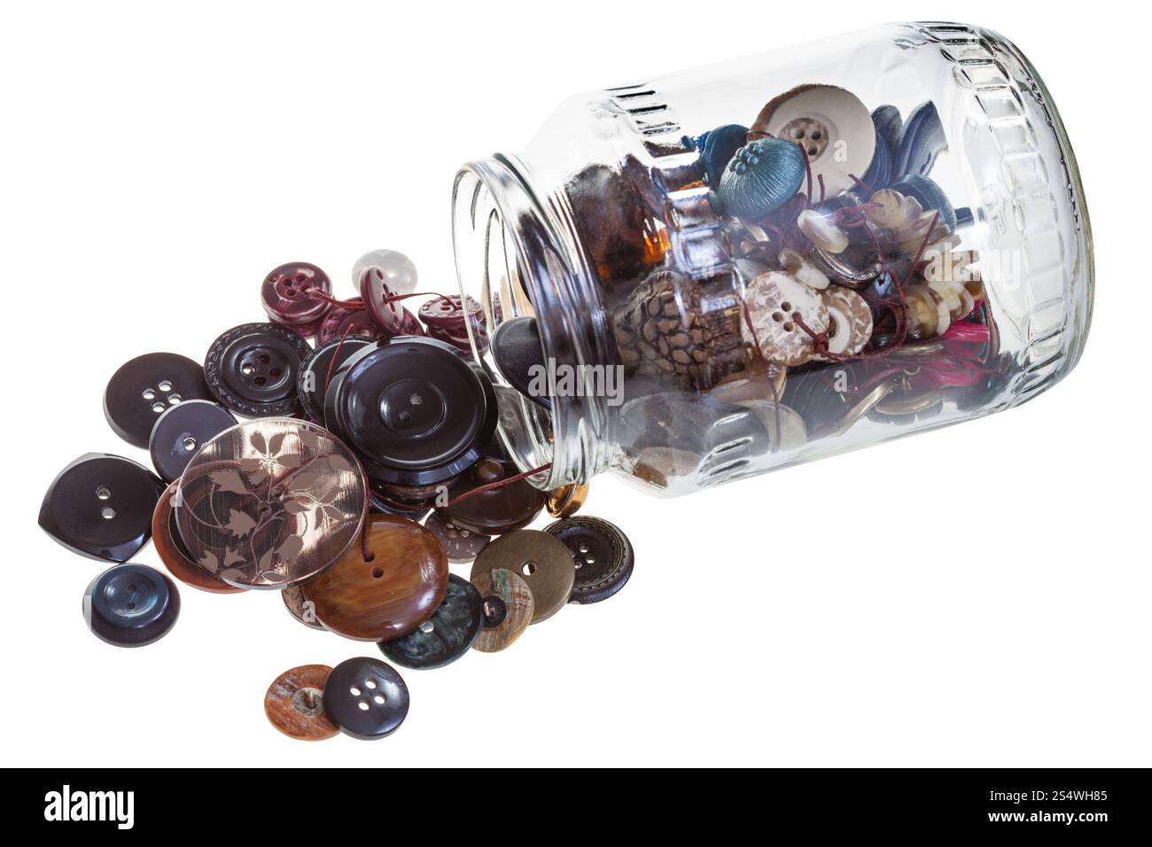 Boutons de vêtements avec bol en verre isolé sur fond blanc Banque D'Images