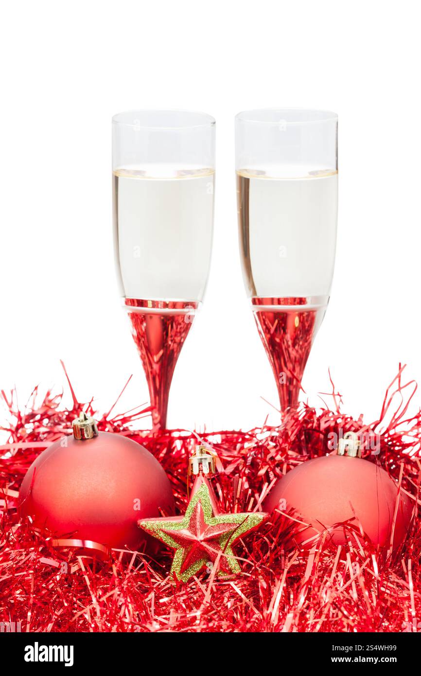 Deux verres de champagne et étoile au décorations de Noël rouge isolé sur fond blanc Banque D'Images