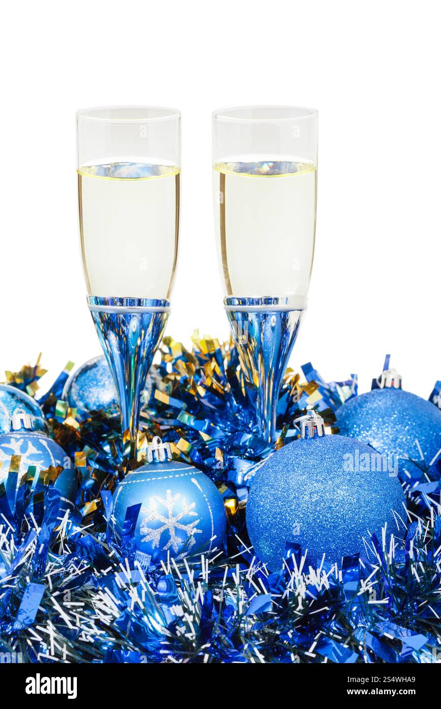 Deux verres de vin mousseux à blue décorations de Noël isolé sur fond blanc Banque D'Images