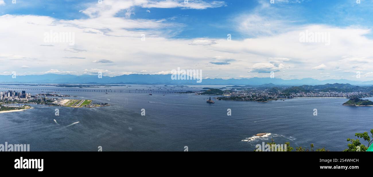 Vue panoramique sur la baie de Guanabara depuis la montagne du pain de sucre à Rio de Janeiro, Brésil. Banque D'Images
