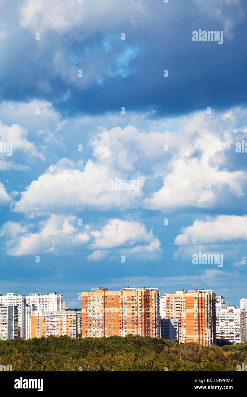 Le bleu et le blanc des nuages bas sur les immeubles à appartements en été Banque D'Images Le bleu et le blanc des nuages bas sur les immeubles à appartements en été Banque D'Images