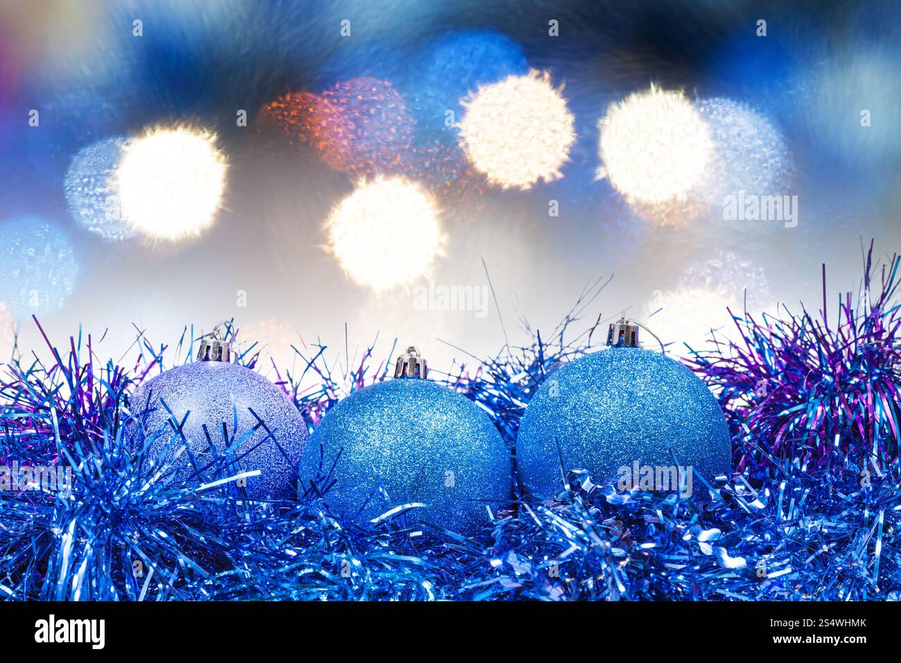 Xmas still life - blue balls, les guirlandes de lumières de Noël bleu bokeh background Banque D'Images