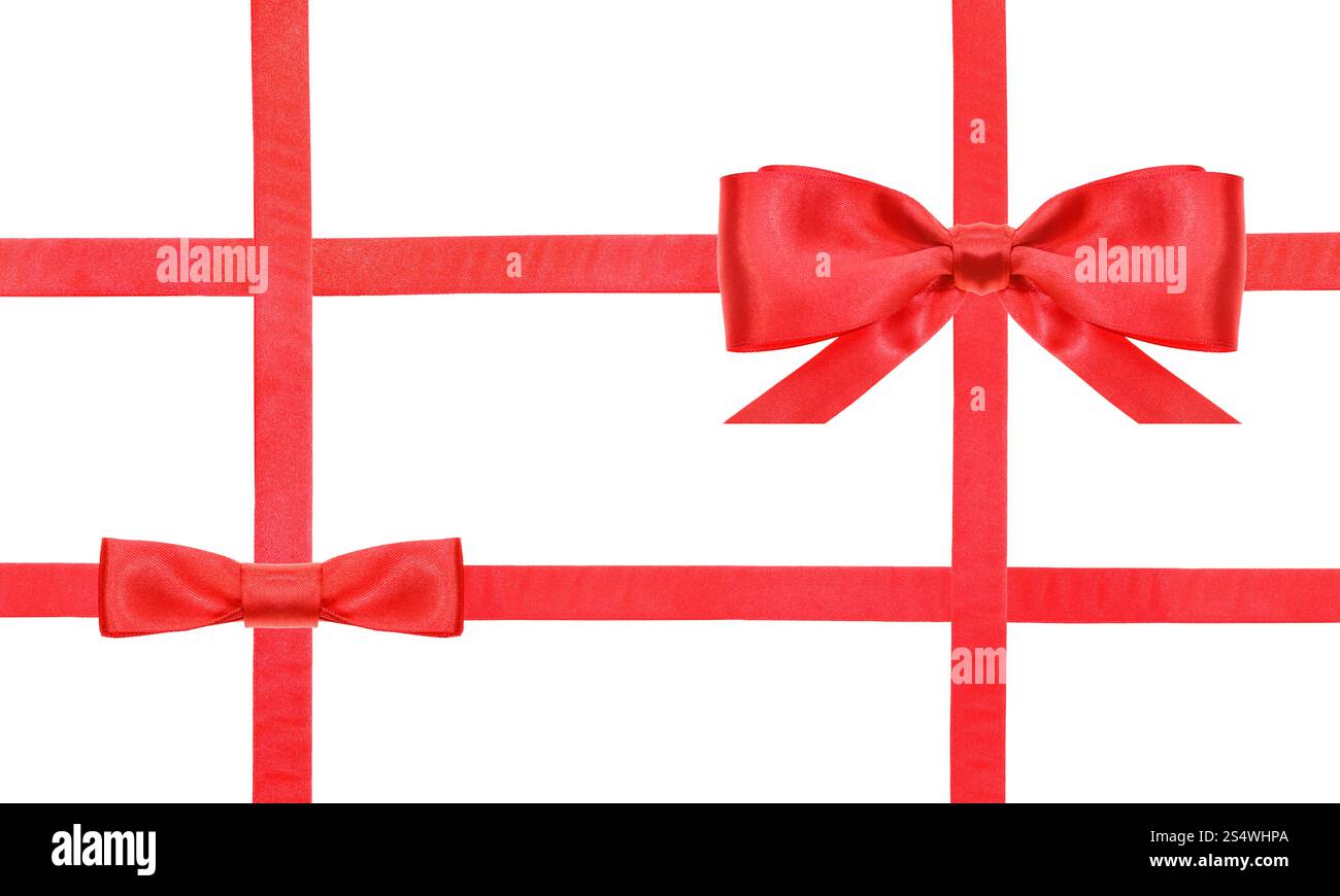 Satin rouge et noeud et quatre rubans croisés horizontal isolé sur fond blanc Banque D'Images