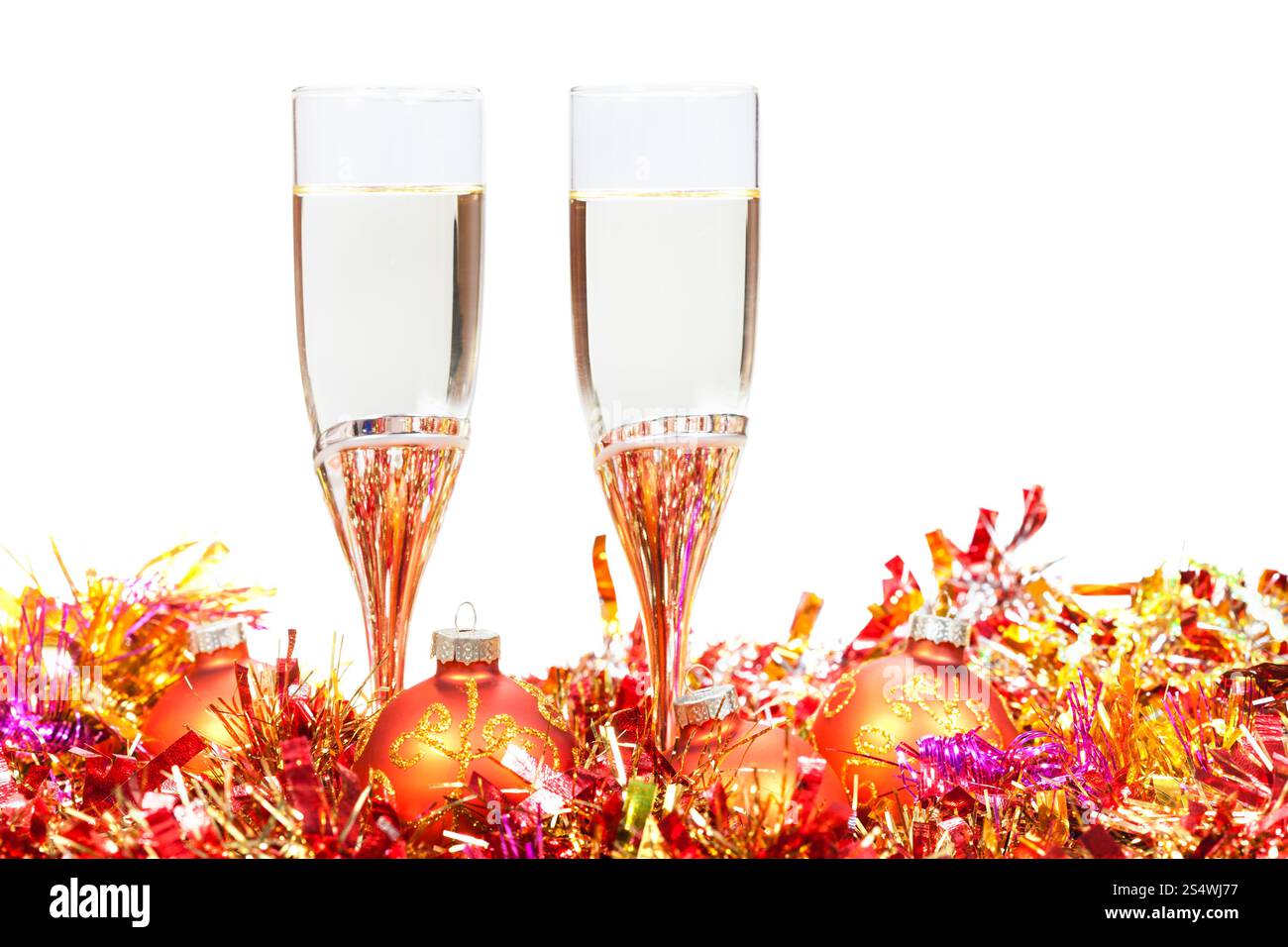 Deux verres de champagne à l'orange et rouge boules de Noël et de guirlandes isolé sur fond blanc Banque D'Images