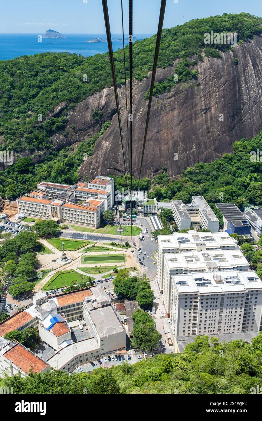 La vue depuis le téléphérique du pain de sucre à Rio de Janeiro, Brésil. Banque D'Images