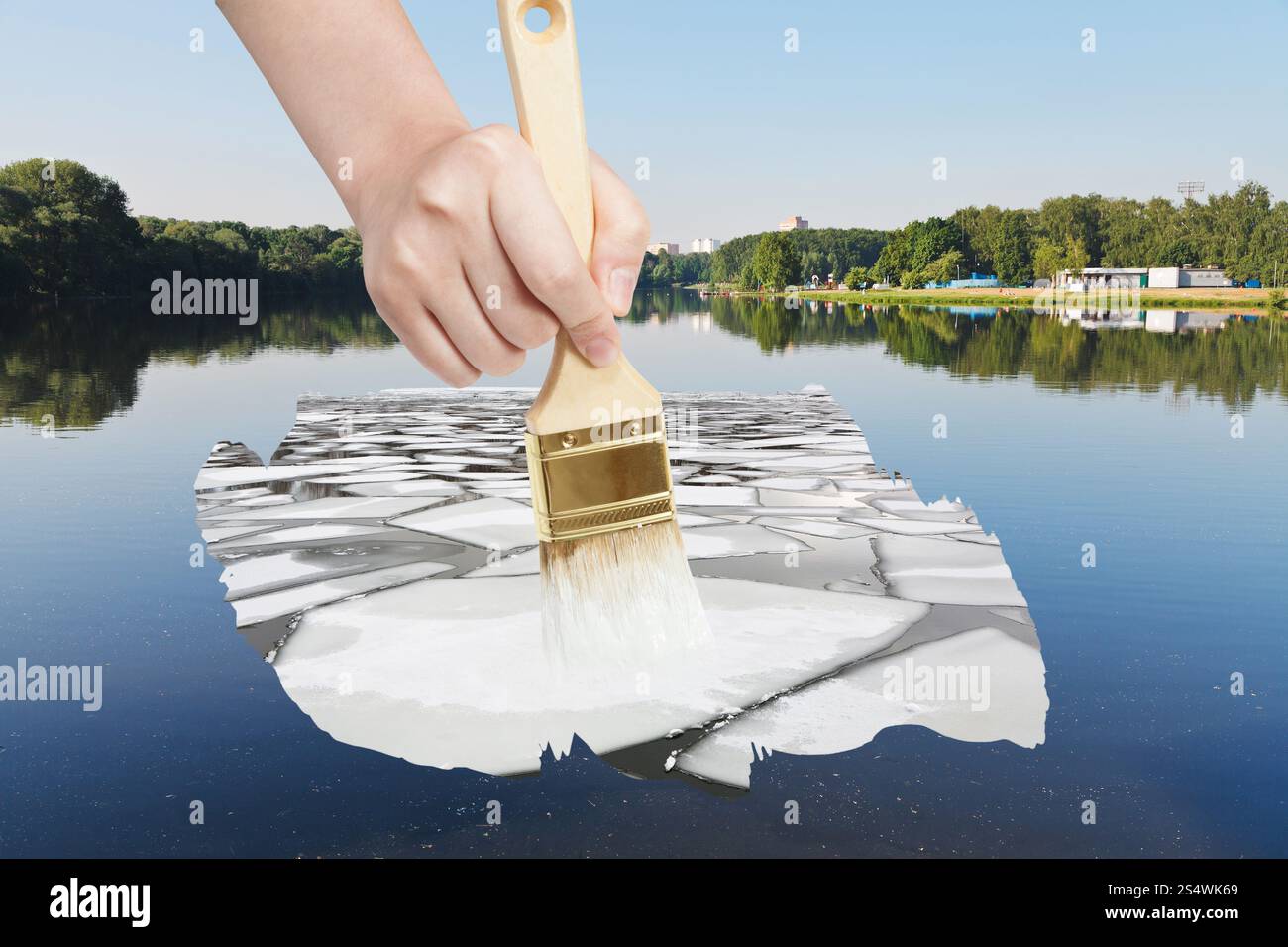 Concept nature - les saisons et la météo change : la main avec des peintures pinceau banquise en été river Banque D'Images