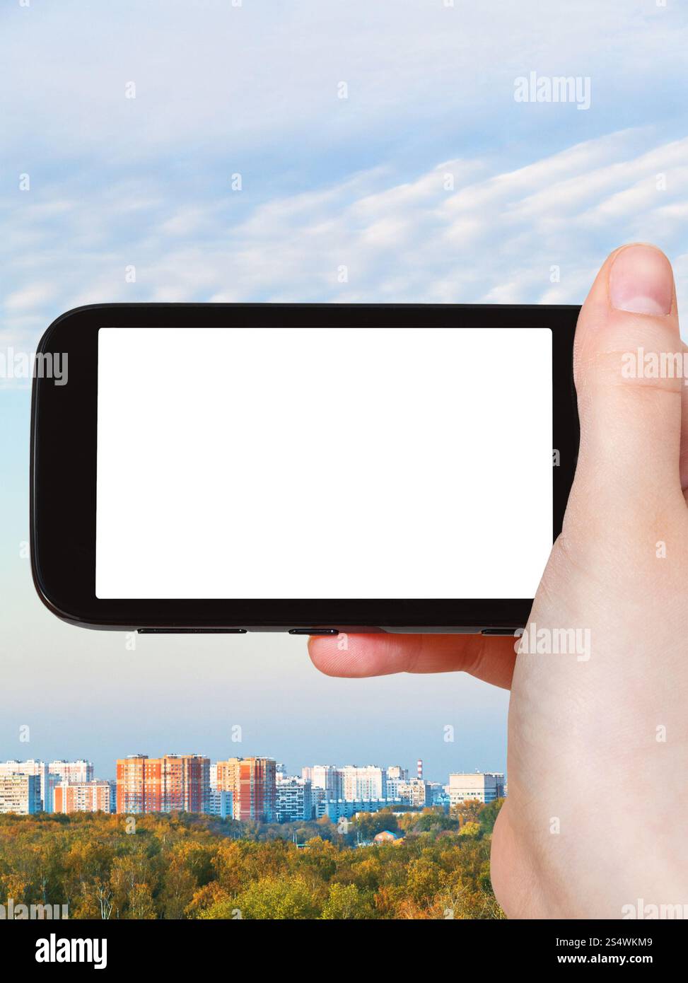 Travel Concept - main courante Smartphone avec écran et découper à l'automne sur la ville historique Banque D'Images
