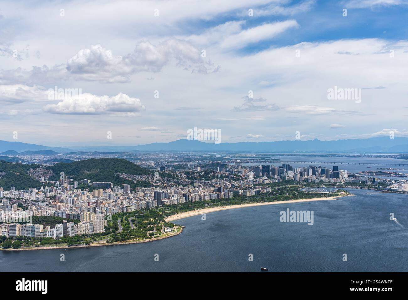 Vue sur la baie de Guanabara en direction de Botafogo depuis la montagne du pain de sucre à Rio de Janeiro, Brésil. Banque D'Images