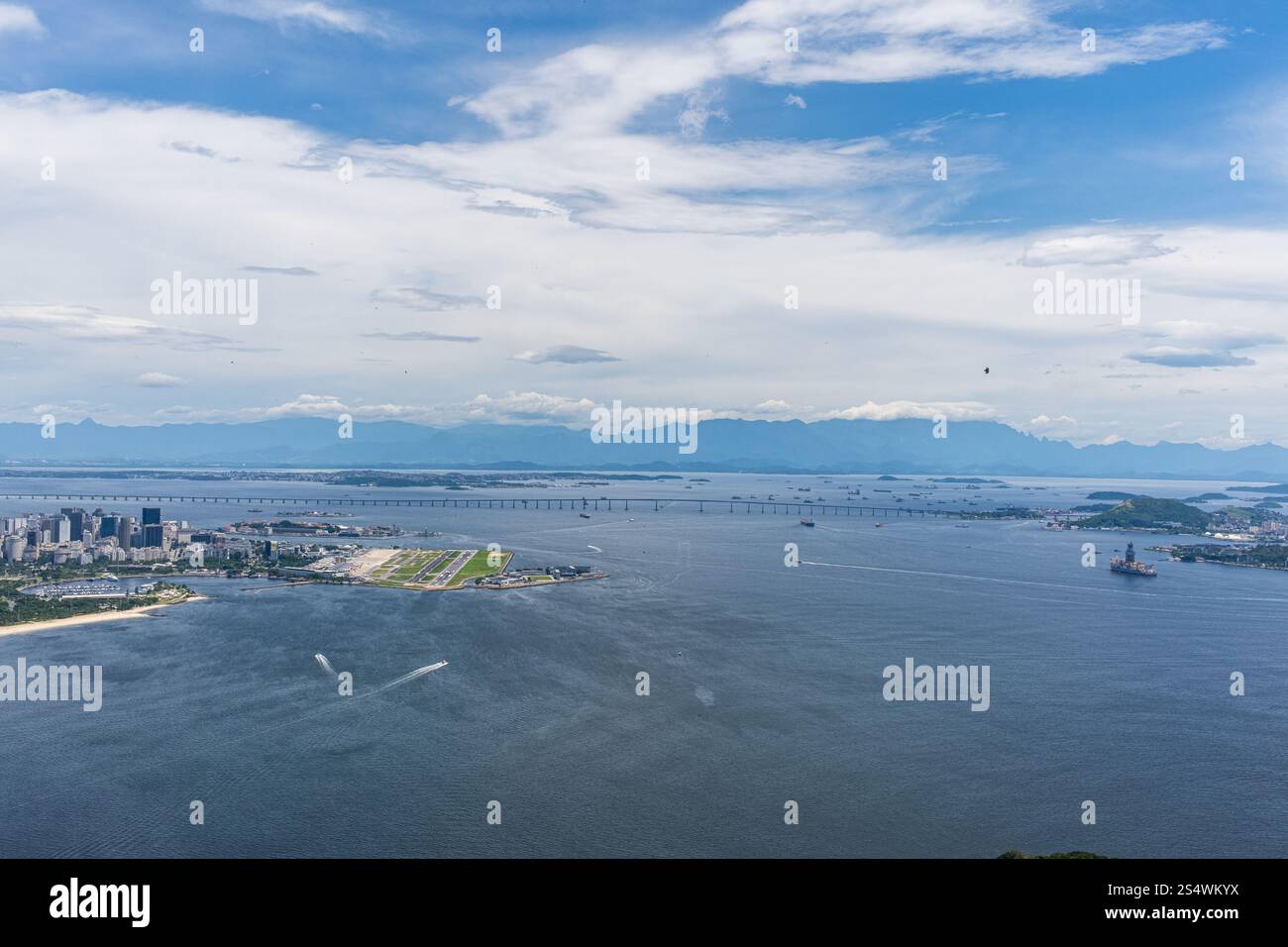 La vue sur la baie de Guanabara et l'aéroport Santos Dumont depuis Sugarloaf Mountain à Rio de Janeiro, Brésil. Banque D'Images