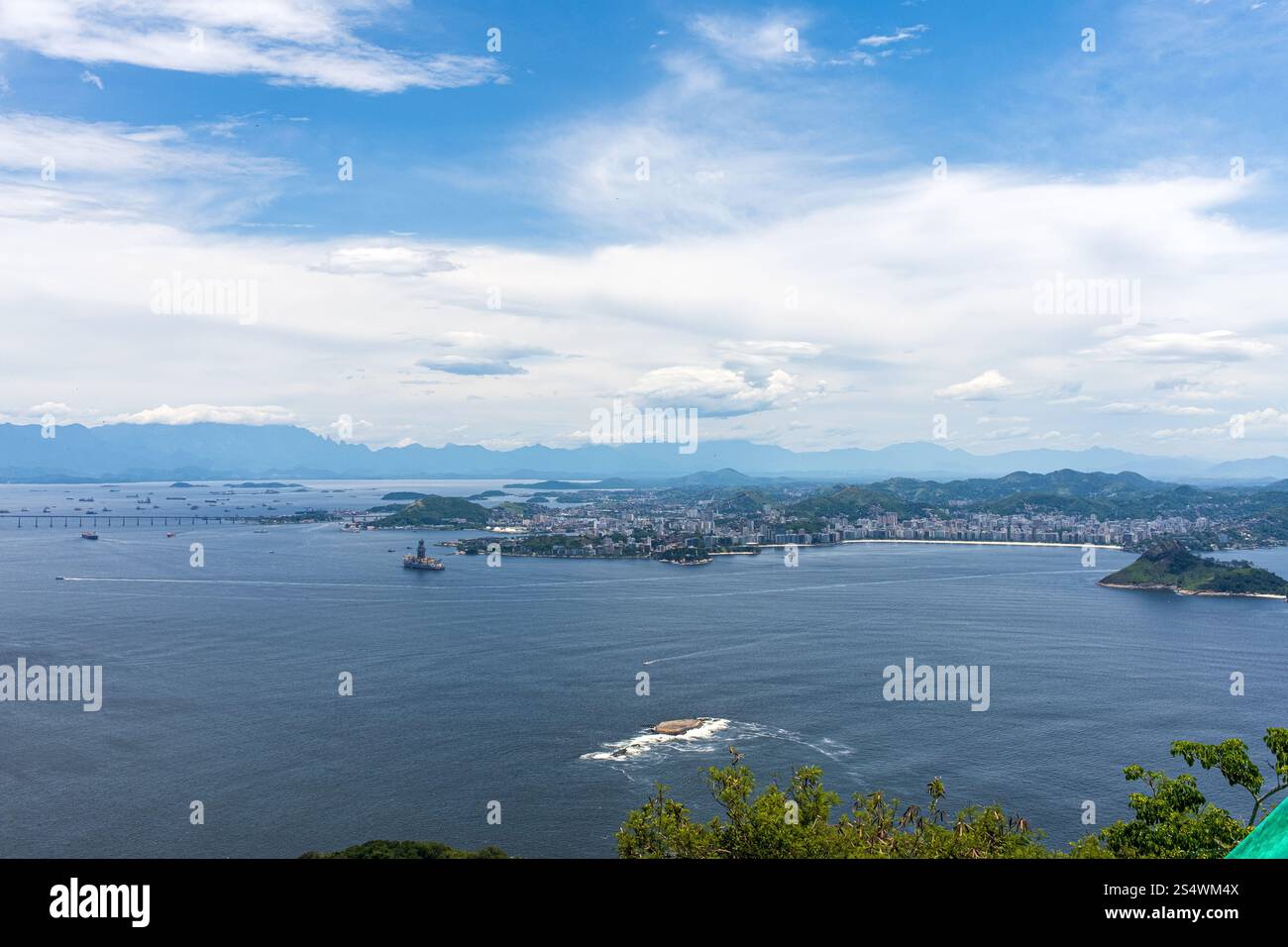 Vue sur la baie de Guanabara vers Icarai depuis Sugarloaf Mountain, Rio de Janeiro, Brésil. Banque D'Images