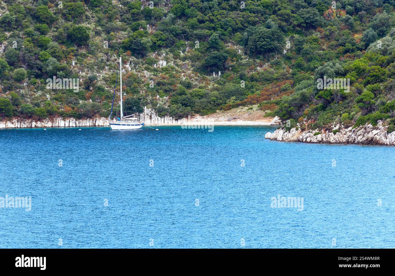 Vue mer côte d'été avec location près de petite plage (Grèce) Banque D'Images