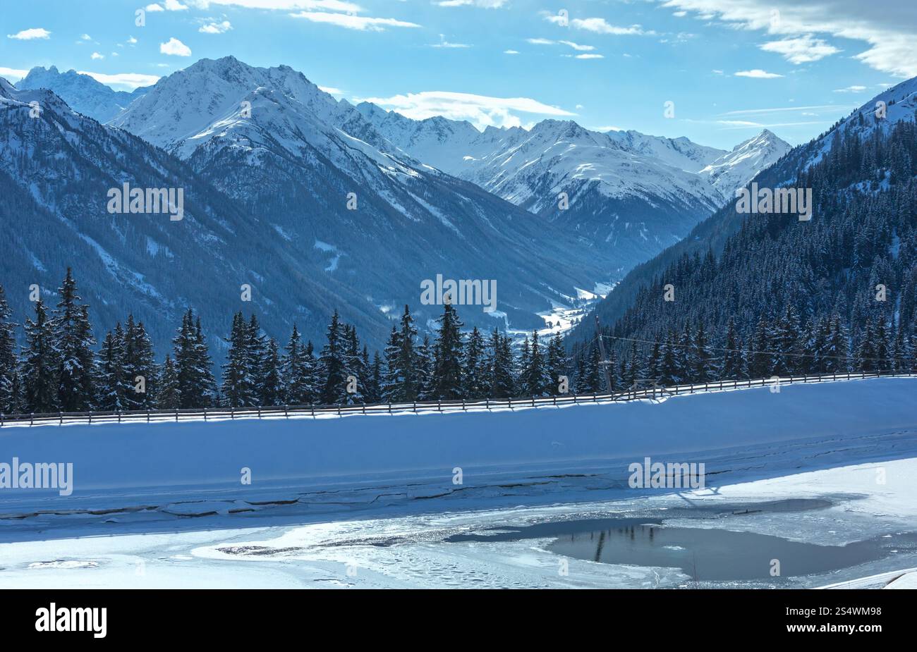Paysage de montagne d'hiver avec le lac. Région de ski Kappl dans les montagnes du Tyrol, Autriche. Banque D'Images