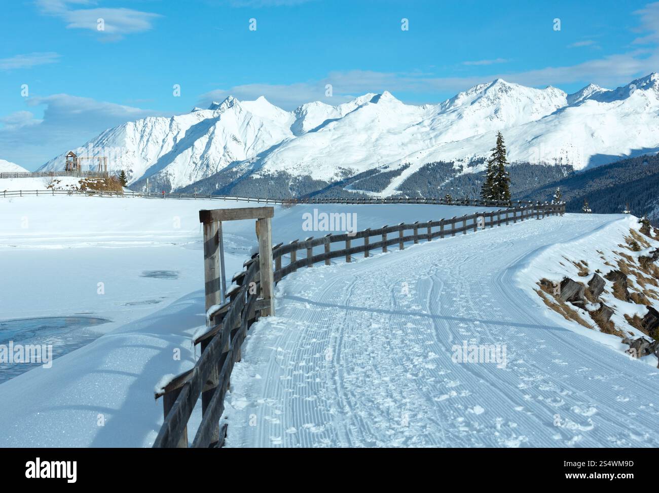 Paysage de montagne d'hiver avec le lac. Région de ski Kappl dans les montagnes du Tyrol, Autriche. Banque D'Images