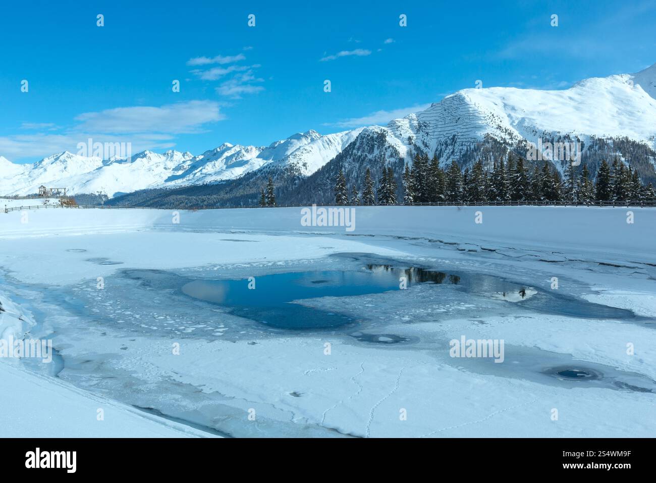 Paysage de montagne d'hiver avec le lac. Région de ski Kappl dans les montagnes du Tyrol, Autriche. Banque D'Images