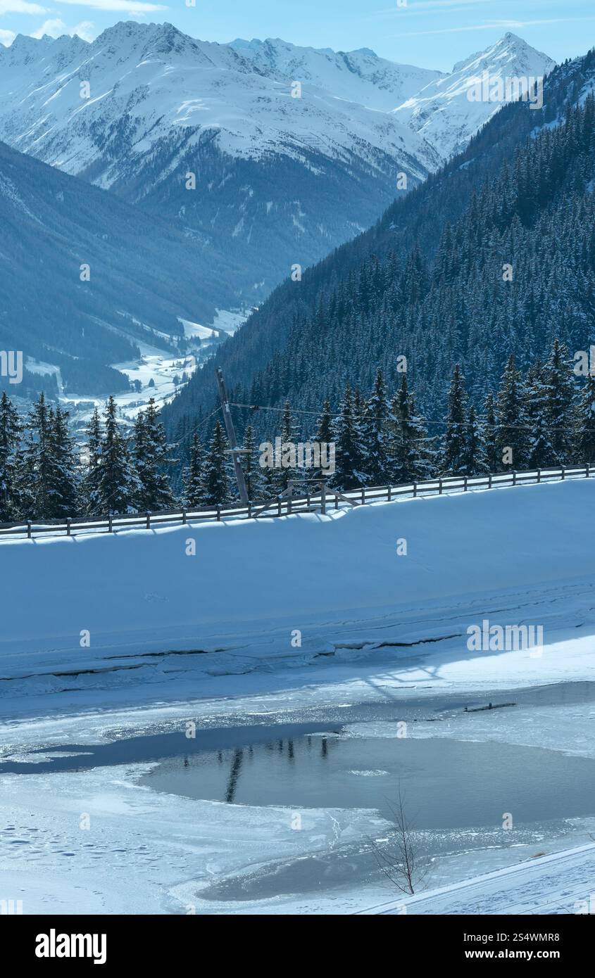 Paysage de montagne d'hiver avec le lac. Région de ski Kappl dans les montagnes du Tyrol, Autriche. Banque D'Images