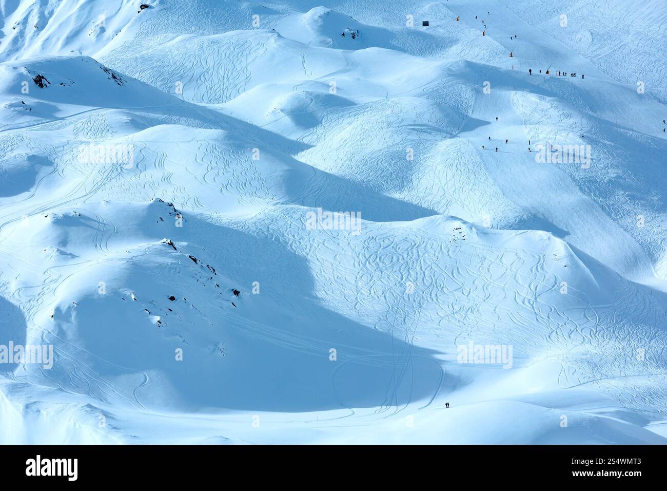 Piste de ski d'hiver. Toutes les personnes ne sont pas reconnues. Silvretta Alpes, station de ski Silvrettaseilbahn AG Ischgl, Tyrol, Autriche. Banque D'Images
