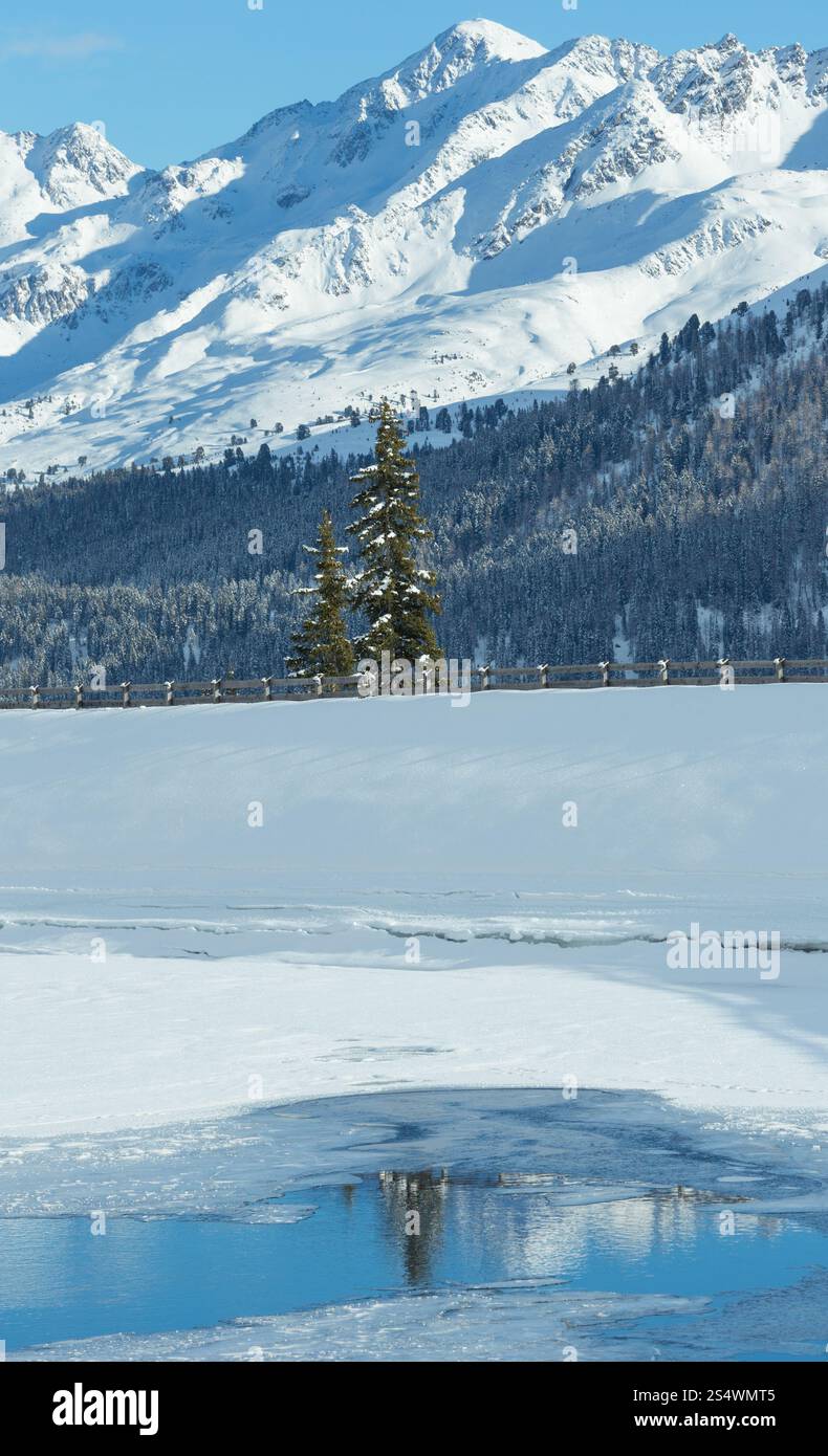 Paysage de montagne d'hiver avec le lac. Région de ski Kappl dans les montagnes du Tyrol, Autriche. Banque D'Images