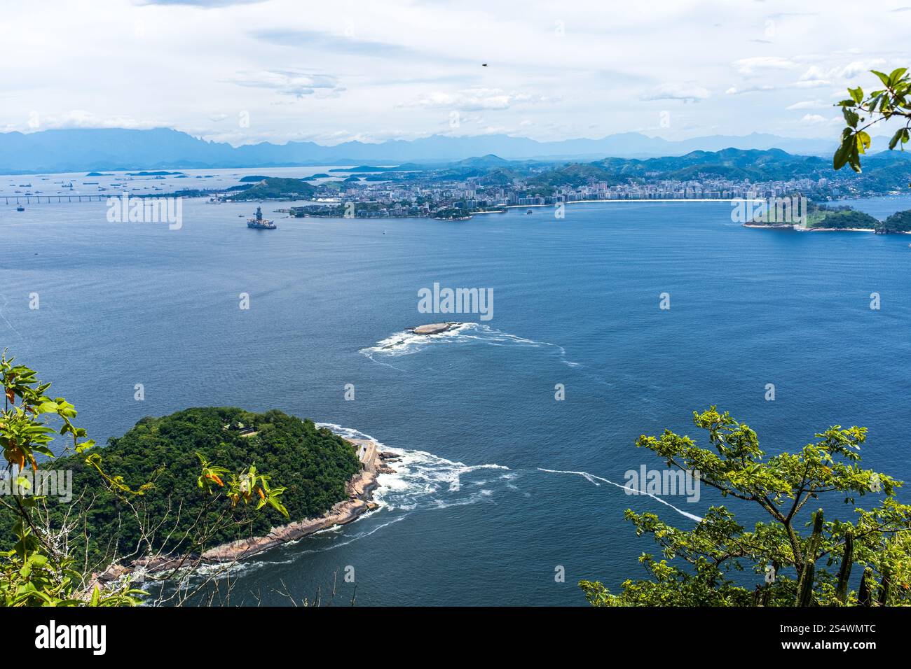 Vue sur la baie de Guanabara vers Icarai depuis Sugarloaf Mountain, Rio de Janeiro, Brésil. Banque D'Images