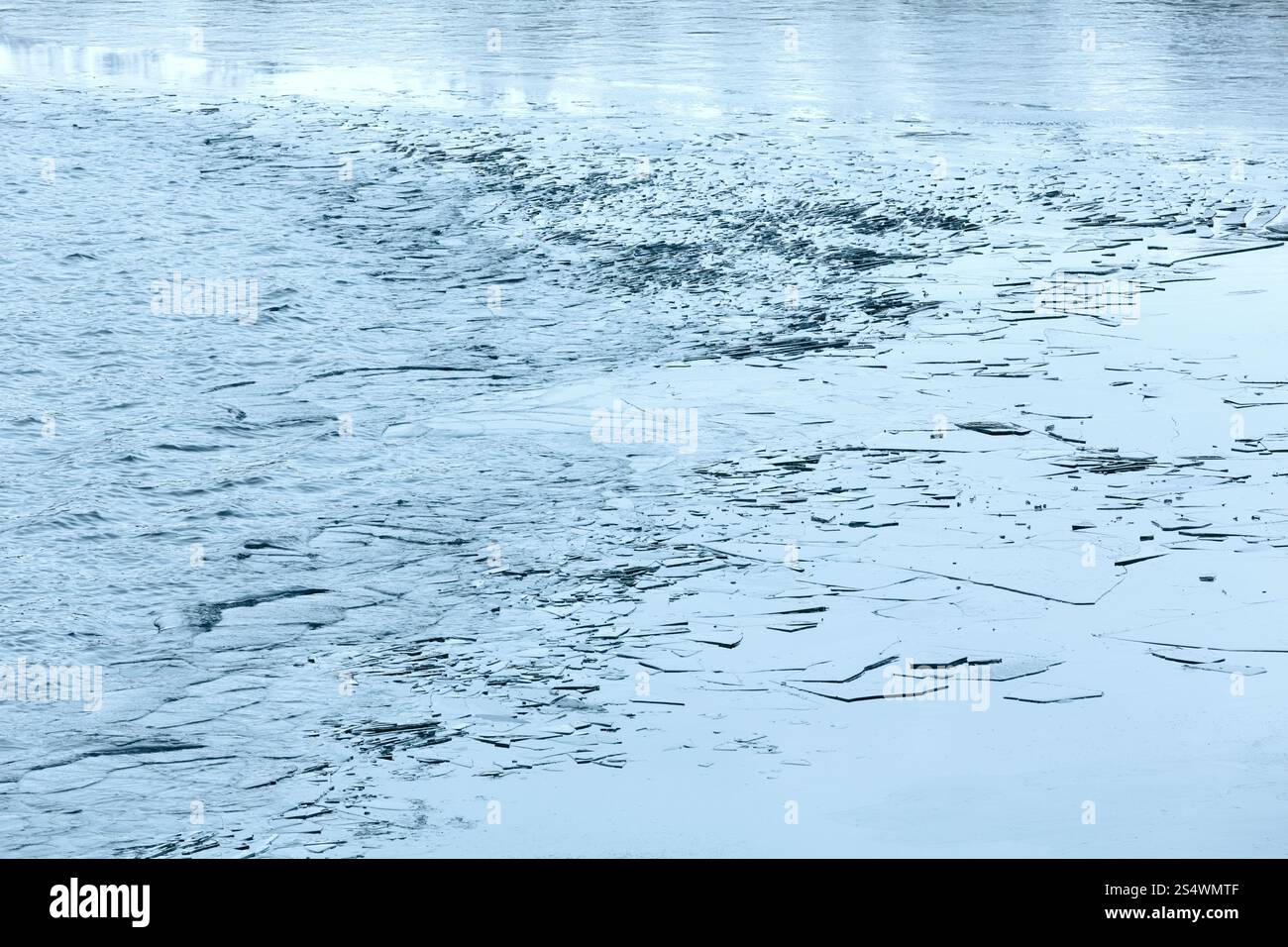 Surface du lac d'hiver avec une fine couche de glace. Banque D'Images