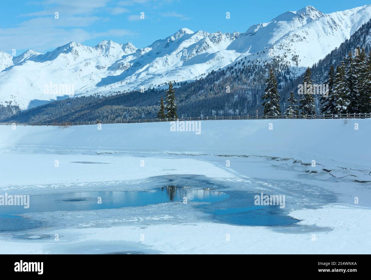 Paysage de montagne d'hiver avec le lac. Région de ski Kappl dans les montagnes du Tyrol, Autriche. Banque D'Images