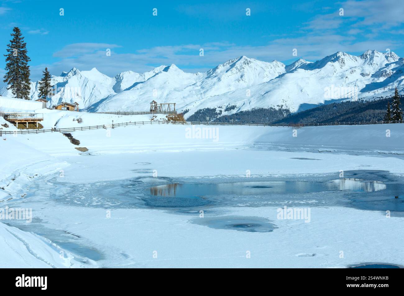 Paysage de montagne d'hiver avec le lac. Région de ski Kappl dans les montagnes du Tyrol, Autriche. Banque D'Images
