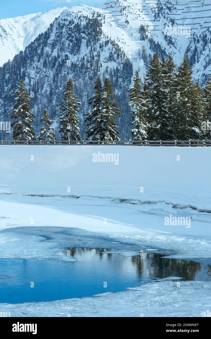 Paysage de montagne d'hiver avec le lac. Région de ski Kappl dans les montagnes du Tyrol, Autriche. Banque D'Images