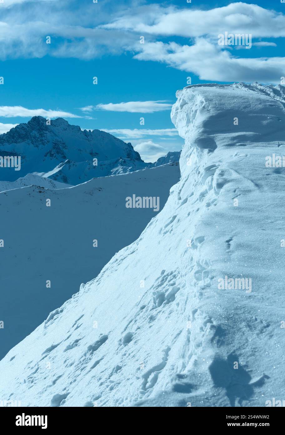 Falaise abrupte avec capuchon de neige en hiver matin montagne, Autriche. Banque D'Images