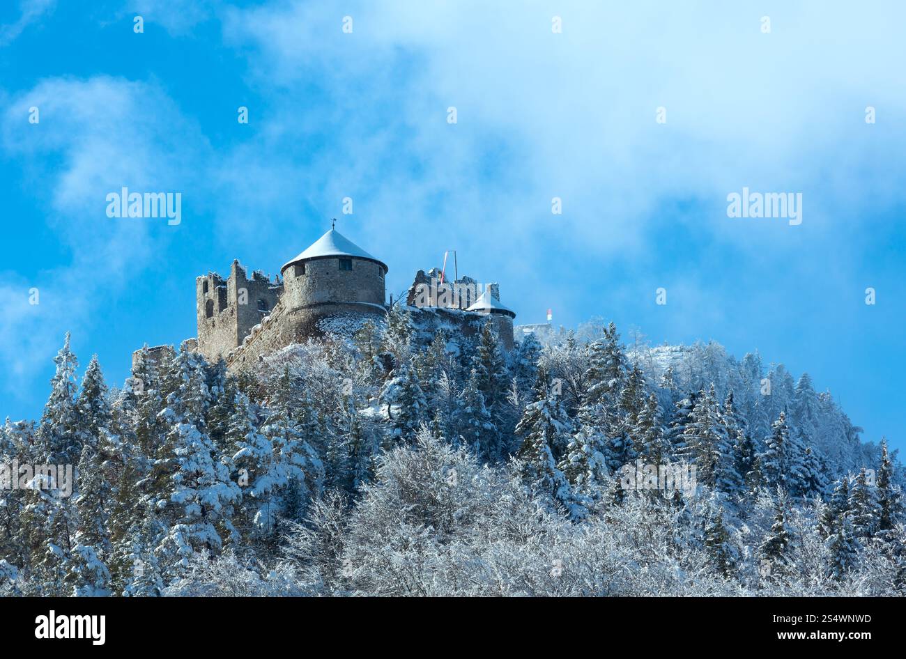 En hiver vue du château d'Ehrenberg (Autriche, Reutte, Bavière). Construit au 13e siècle. Banque D'Images