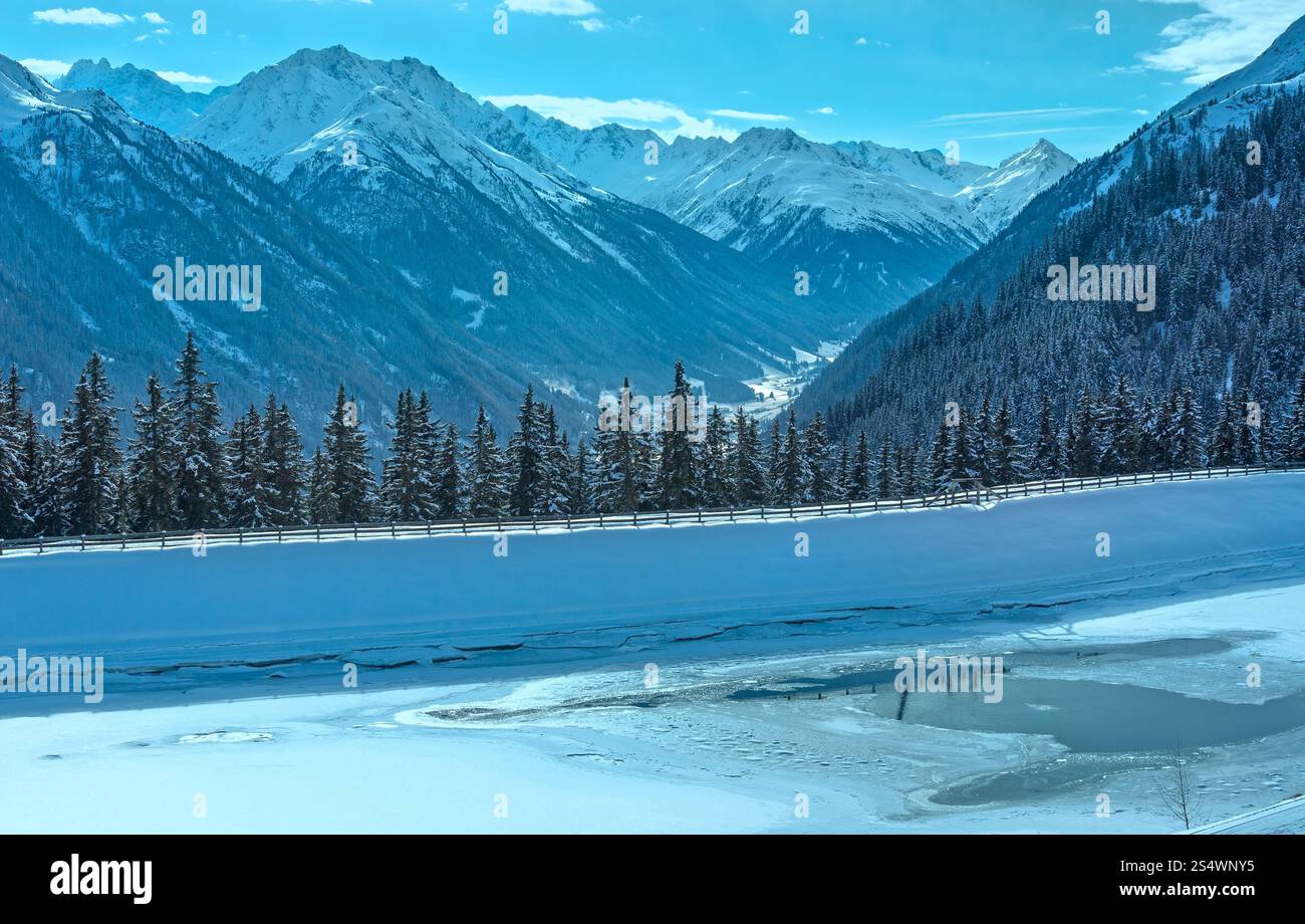 La montagne d'hiver et le dégel du lac. Région de ski Kappl dans les montagnes du Tyrol, Autriche. Banque D'Images