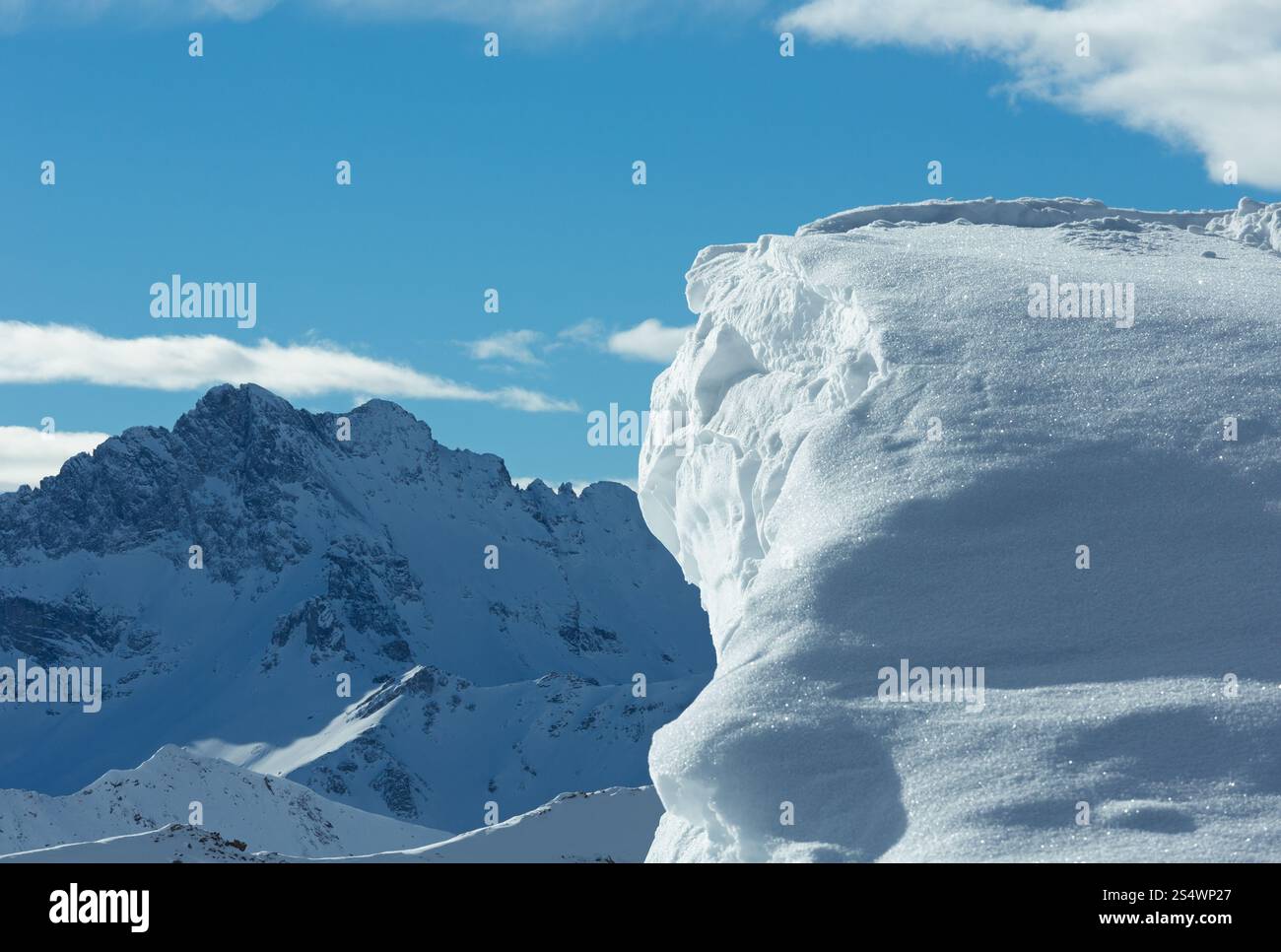 Falaise abrupte avec capuchon de neige en hiver matin montagne, Autriche. Banque D'Images