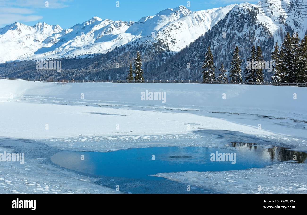 Paysage de montagne d'hiver avec le lac. Région de ski Kappl dans les montagnes du Tyrol, Autriche. Banque D'Images