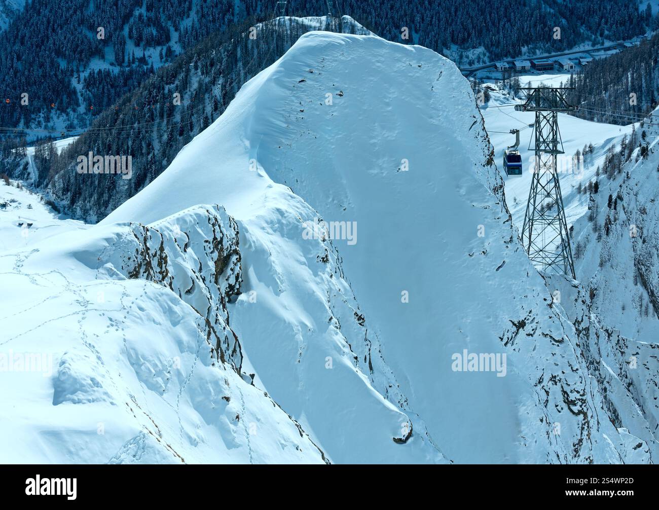 Remontée mécanique entre deux rochers dans la montagne d'hiver, Tyrol, Autriche. Banque D'Images
