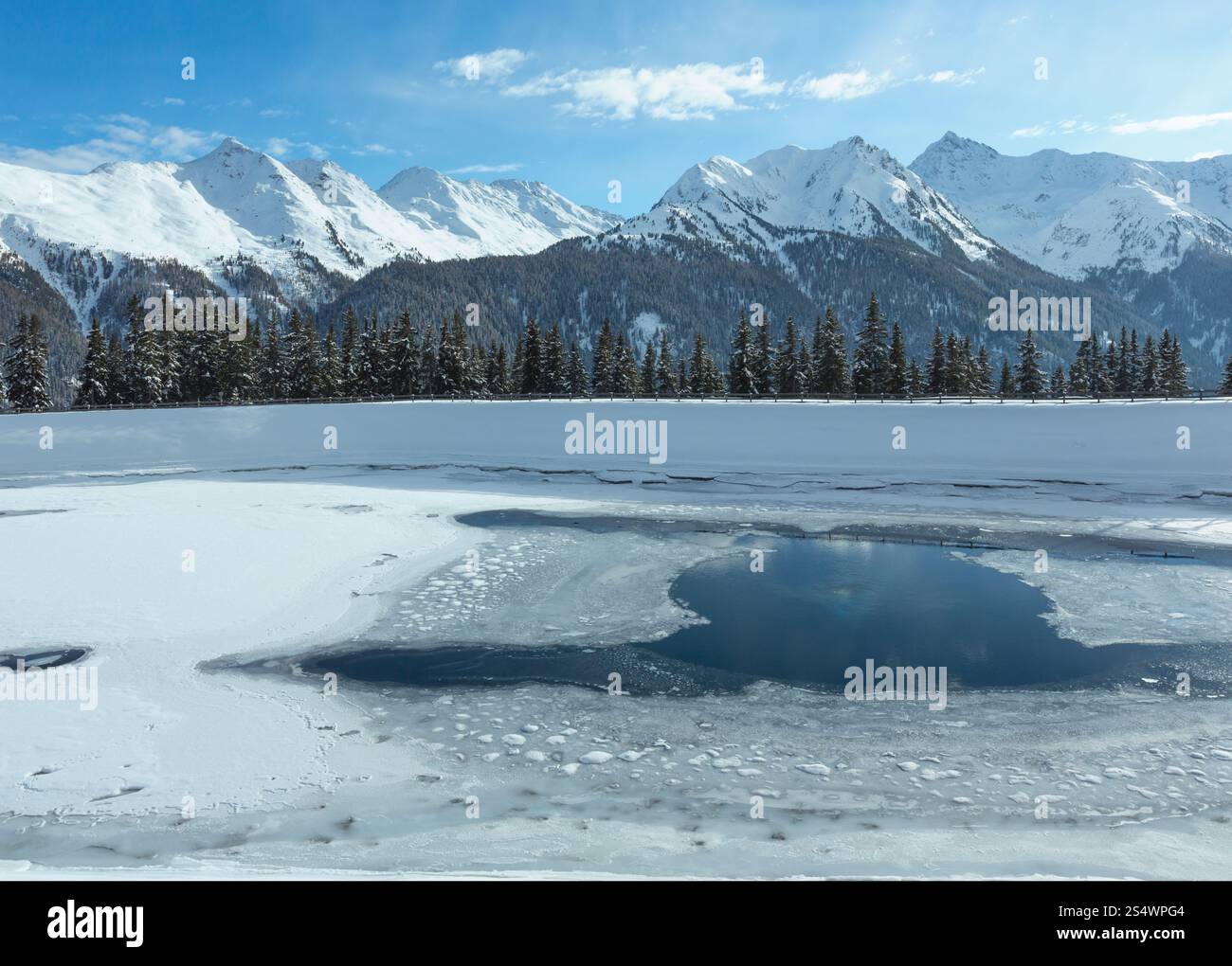 Paysage de montagne d'hiver avec le lac. Région de ski Kappl dans les montagnes du Tyrol, Autriche. Banque D'Images