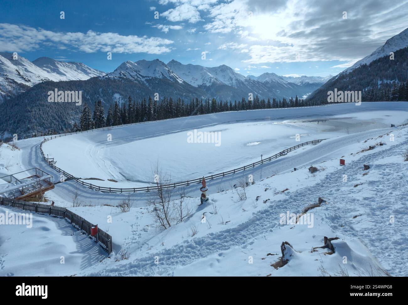 Paysage de montagne d'hiver avec le lac. Région de ski Kappl dans les montagnes du Tyrol, Autriche. Banque D'Images