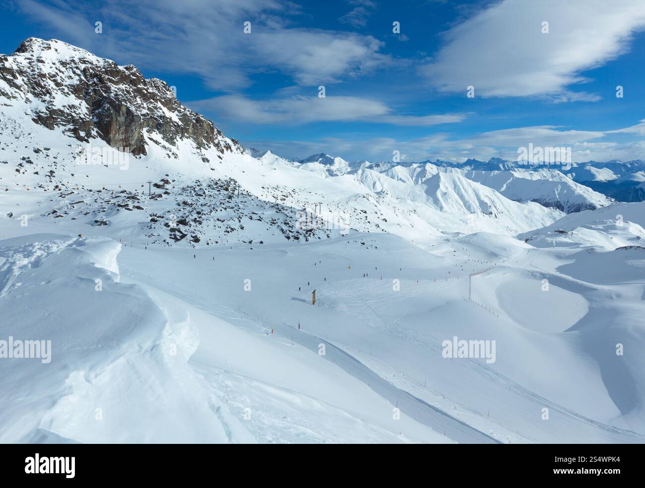 Piste de ski en hiver matin Alpes Silvretta (Tyrol, Autriche). Tous les gens sont méconnaissables. Banque D'Images