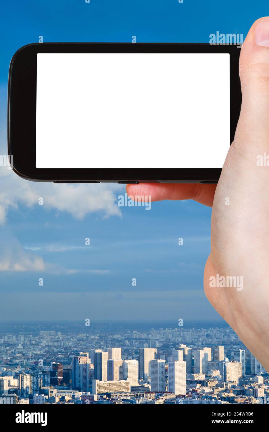 Travel Concept - main courante Smartphone avec écran et découper l'arrière-plan sur la ville de Paris Banque D'Images