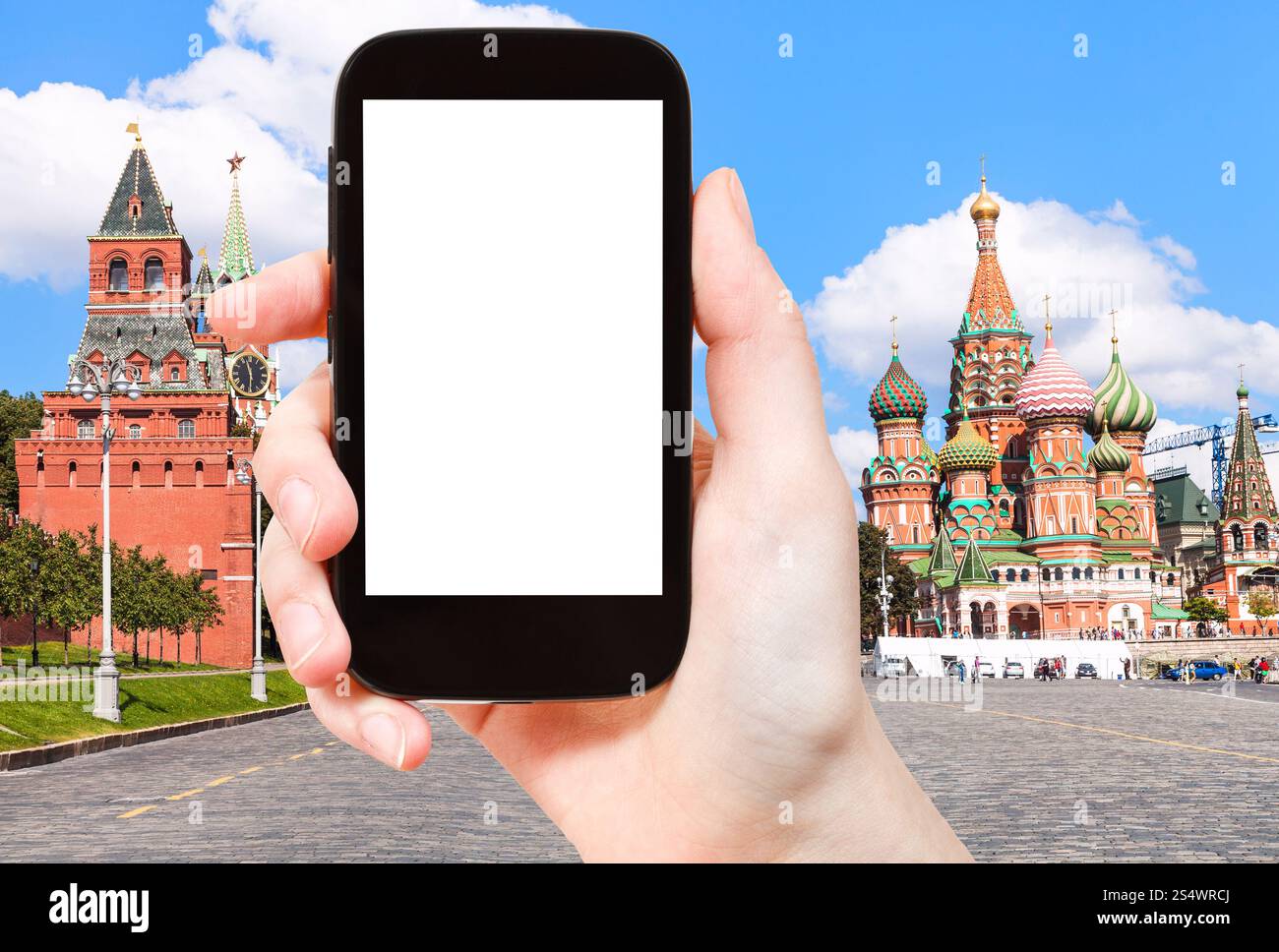 Travel Concept - main courante Smartphone avec écran découpe et descente Vasilevsky de la Place Rouge avec la Cathédrale St Basile sur l'arrière-plan Banque D'Images