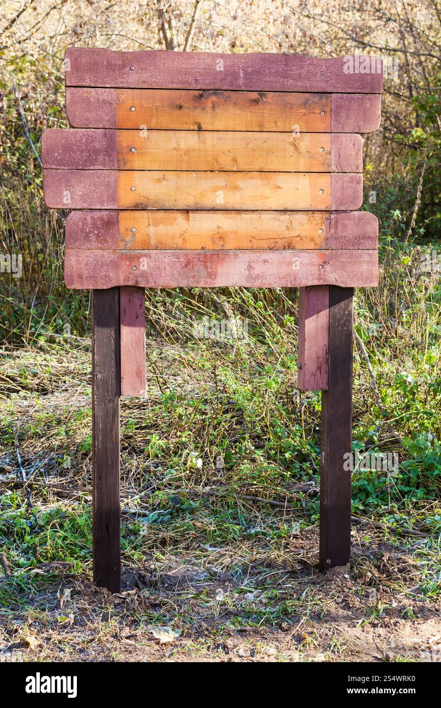 Extérieur en bois vide pointeur dans parc urbain à jour d'automne Banque D'Images