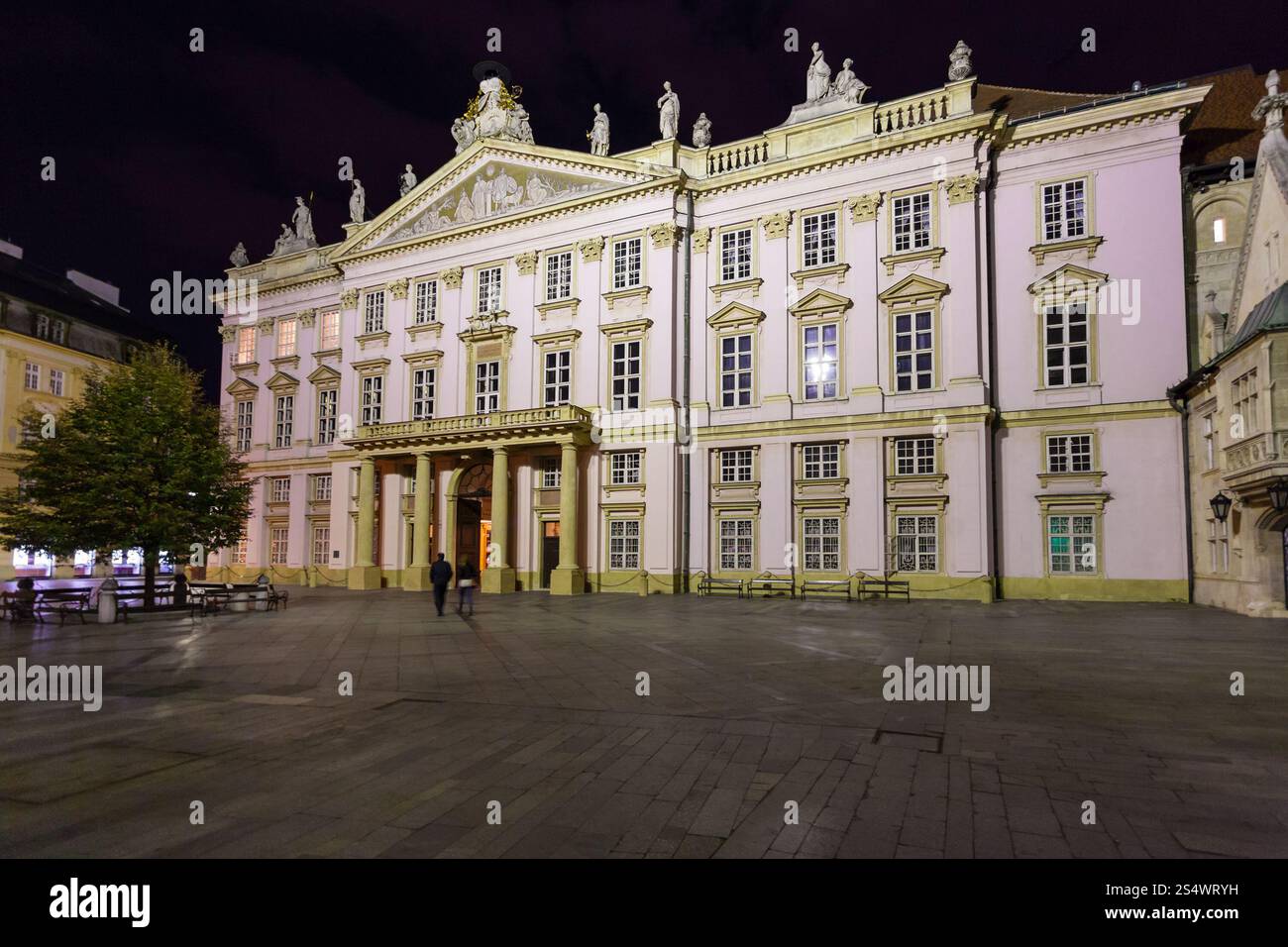 Voyage à Bratislava ville - primates Palace à Primacialne namestie (place des primates) dans la nuit Banque D'Images