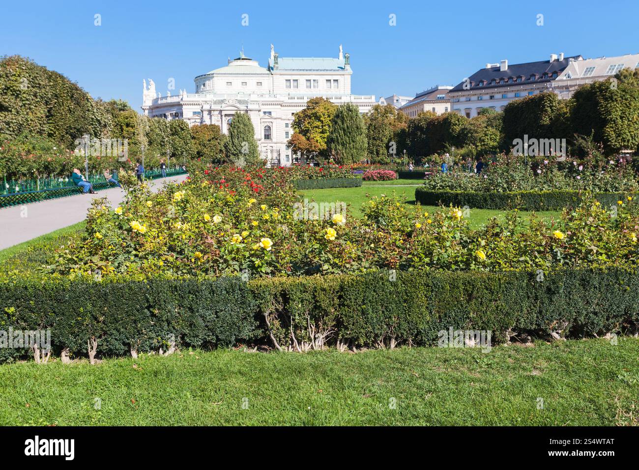 Voyage à Vienne - Volksgarten (jardin des peuples) parc public et vue sur le bâtiment Burgtheater, Hofburg, Vienne, Autriche. Banque D'Images