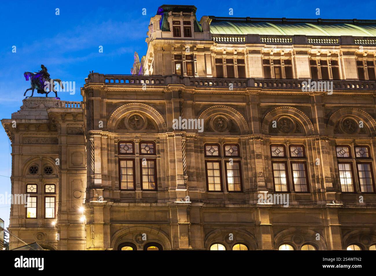 Voyage - ville de Vienne l'Opéra national de Vienne de la Ringstrasse de Vienne, dans la soirée. Banque D'Images