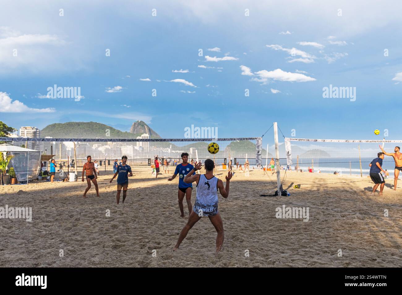 Beach Football joué sur la plage d'Ipanema, en fin d'après-midi, Rio de Janeiro, Brésil. Banque D'Images