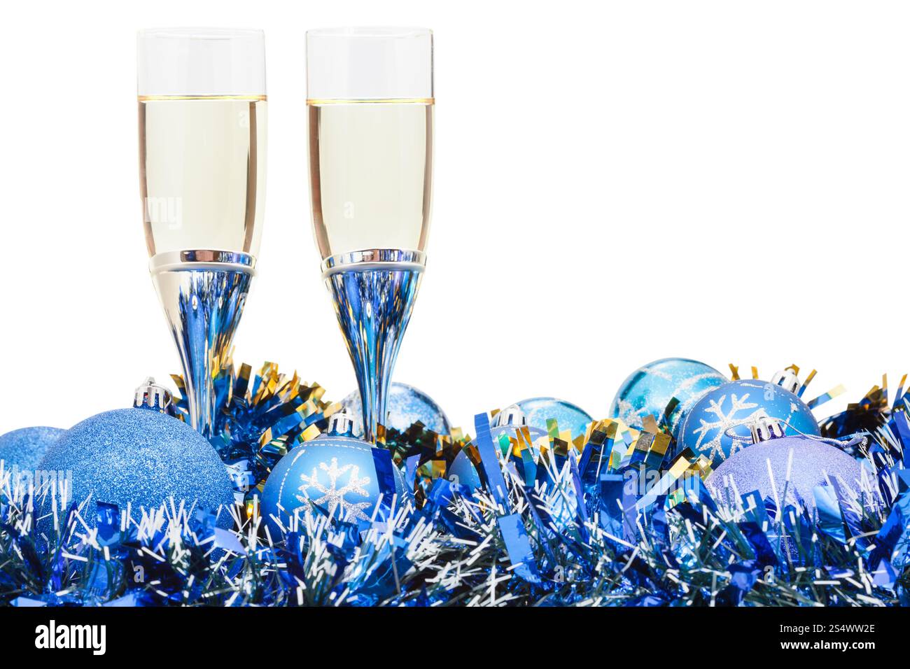 Deux verres de vin mousseux à Blue Christmas baubles isolé sur fond blanc Banque D'Images