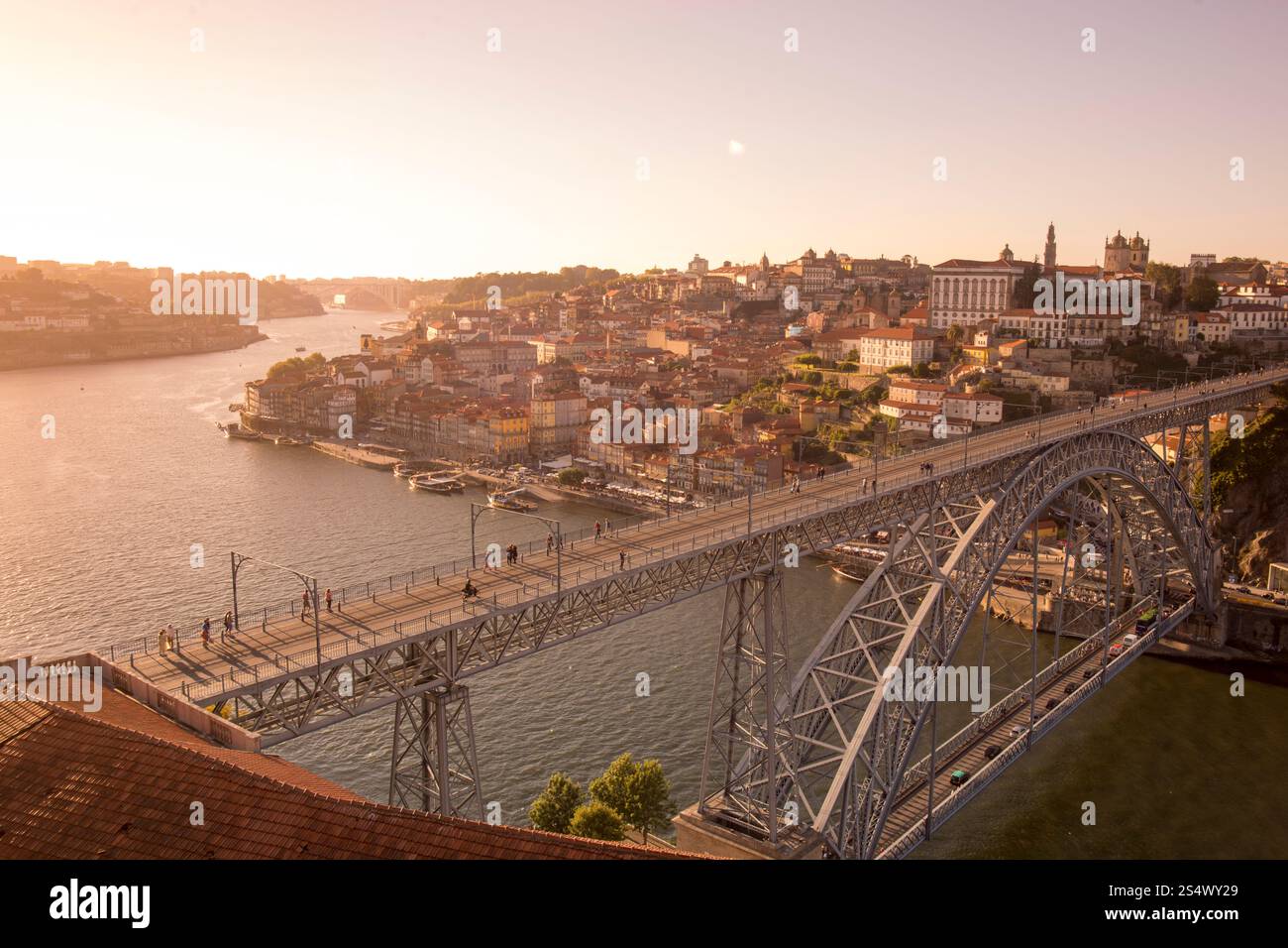 Le Ponte de Dom Luis 1 dans la vieille ville sur le fleuve Douro à Ribeira dans le centre-ville de Porto à Porugal en Europe. EUROPE PORTUGAL PORTO RIBEIRA Banque D'Images