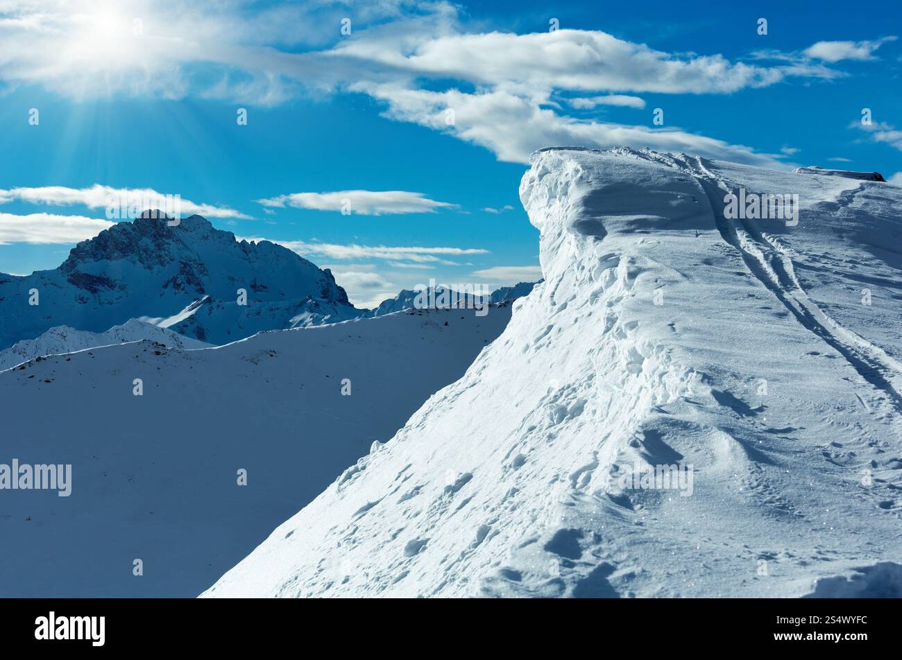 Paysage d'hiver Alpes Silvretta matin avec du soleil dans le ciel. Le Tyrol, Autriche. Banque D'Images