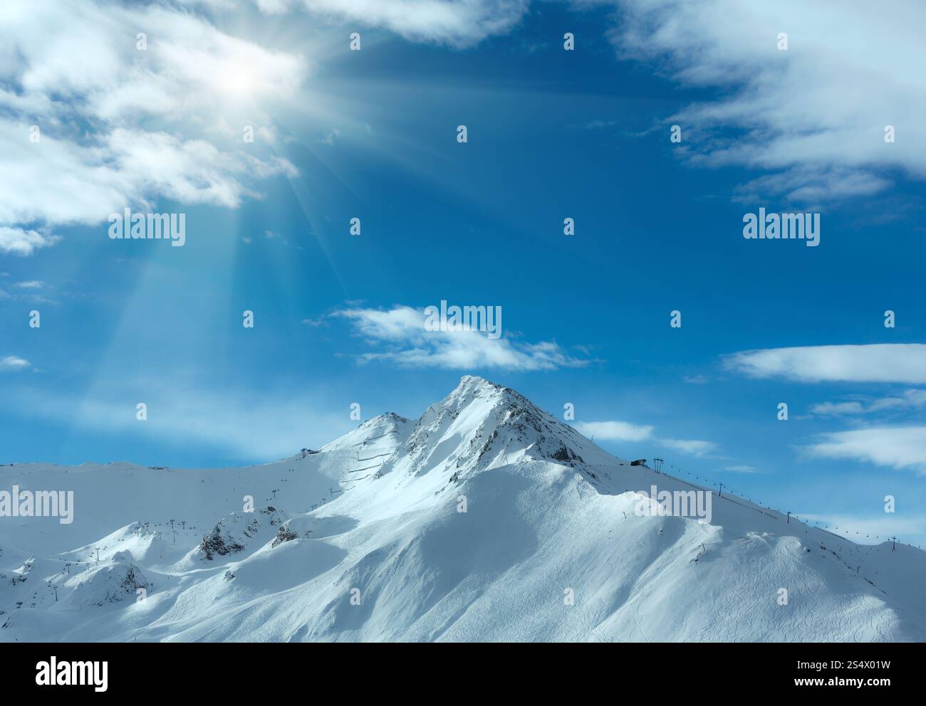 Paysage d'hiver Alpes Silvretta matin avec du soleil dans le ciel bleu Banque D'Images