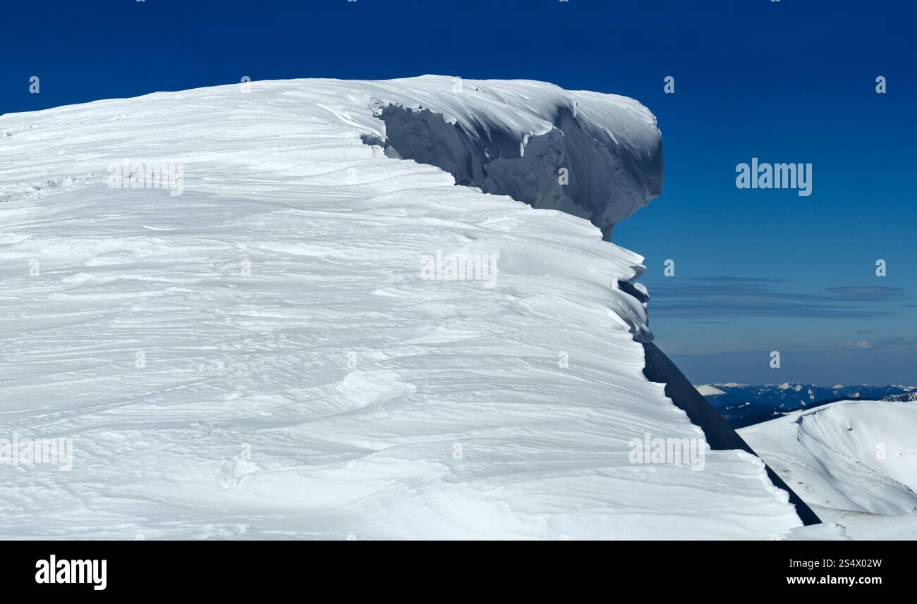Haut de la montagne d'hiver avec porte à faux cap neige fée Banque D'Images