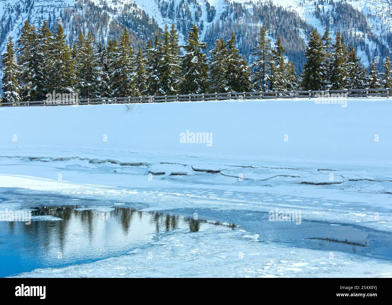 Paysage de montagne d'hiver avec le lac de fusion. Région de ski Kappl dans les montagnes du Tyrol, Autriche. Banque D'Images