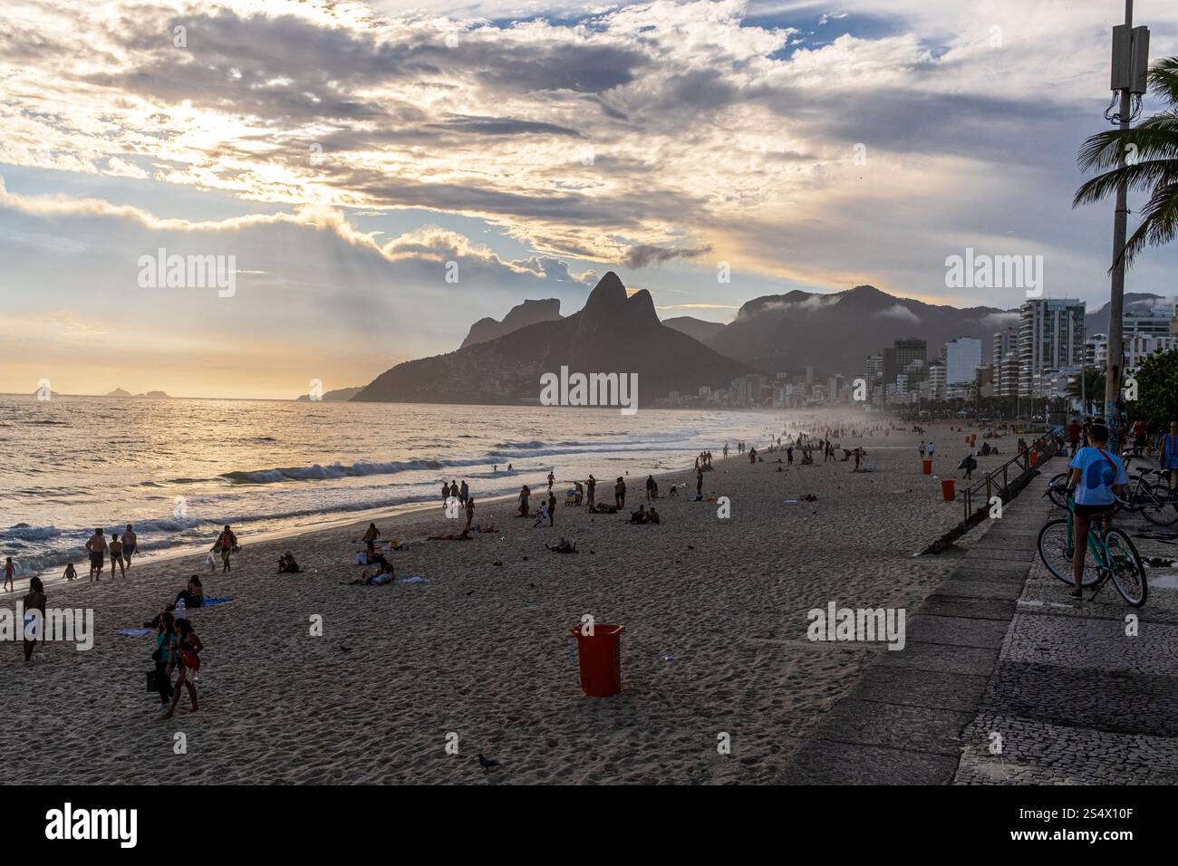 Les gens se rassemblent sur la plage de Leblon au coucher du soleil, Rio de Janeiro, Brésil. Banque D'Images